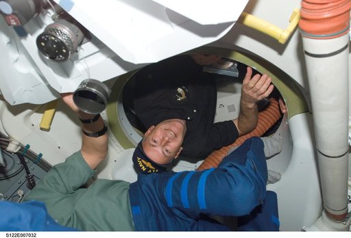 Poindexter enters ISS after Hatch Opening