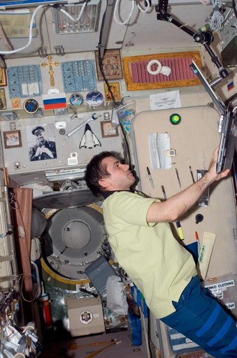 Malenchenko uses a computer in the SM during Joint Operations