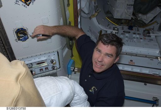 Bowen signs Mission Patch in A/L
