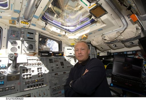Hurley in the aft FD during STS-127 / Expedition 20 Joint Operations