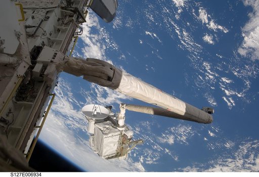 SRMS maneuvers the ICC-VLD during STS-127 / Expedition 20 Joint Operations