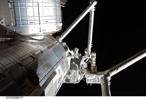 Kibo arm unberths ICS Payload during Joint Operations