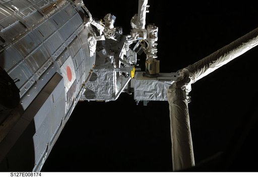 Kibo arm unberths ICS Payload during Joint Operations
