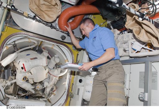 Zamka with EV Crewmembers in A/L prior to EVA 3