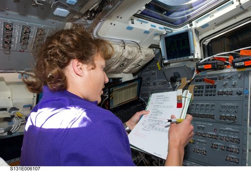 Metcalf-Lindenburger  on Discovery flight deck