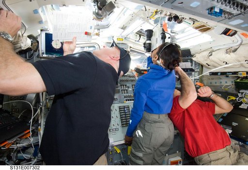 Poindexter, Wilson and Mastracchio on AFT Flight Deck during Approach OPS