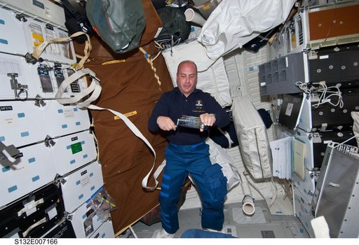 Reisman holds GAP in the FWD MDDK during STS-132