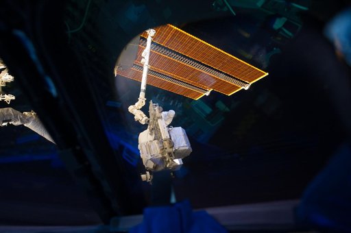 View of ELC3 handoff from SRMS to SSRMS
