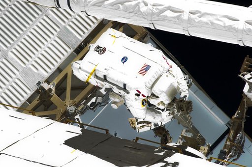 View of MS Chamitoff during EVA-4