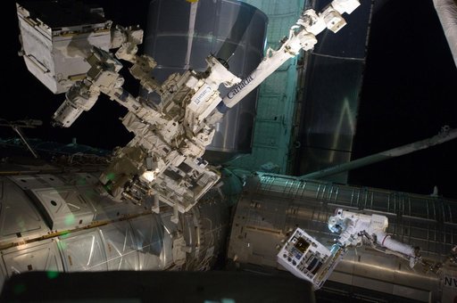 Fossum transfers Robotics Refueling Mission during EVA 1