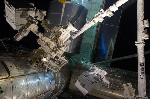 Fossum transfers Robotics Refueling Mission during EVA 1