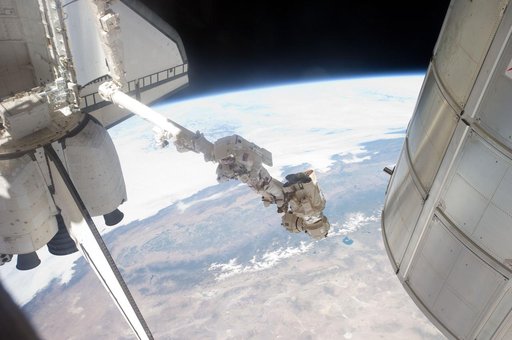 Fossum conducts Photo OPS during EVA 1