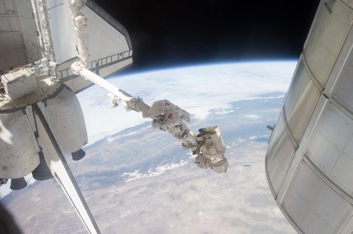 Fossum conducts Photo OPS during EVA 1