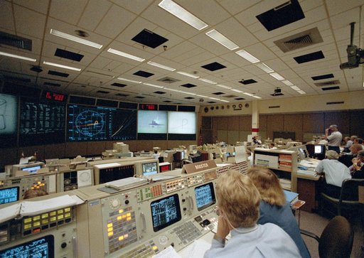 JSC Mission Control Center (MCC) personnel watch STS-26 landing in FCR