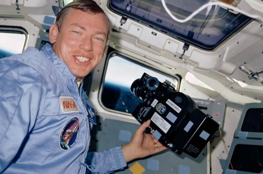 STS-28 Columbia, OV-102, MS Brown uses ARRIFLEX camera on aft flight deck