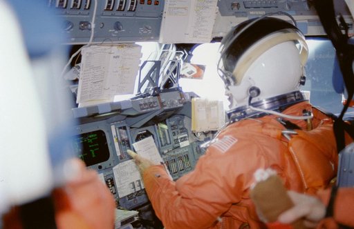 STS-29 Discovery, OV-103, crew on flight deck during reentry