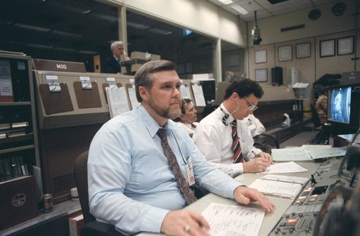 STS-29 Flight Directors Briscoe and Dittemore at JSC MCC consoles