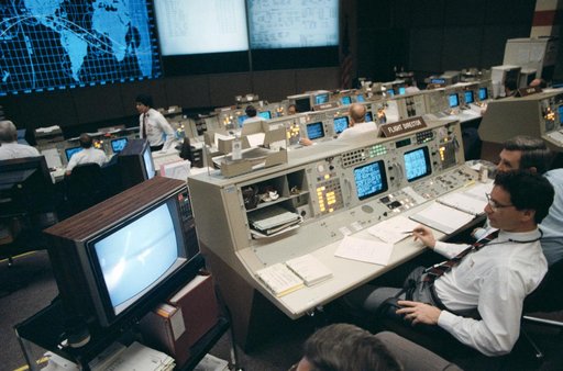 STS-29 Flight Directors Briscoe and Dittemore at JSC MCC consoles