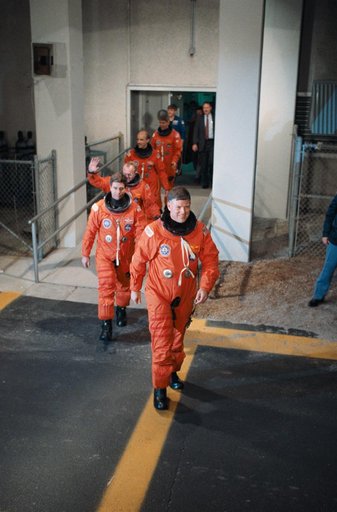 STS-29 crewmembers leave KSC Operations and Checkout (O&C) Building