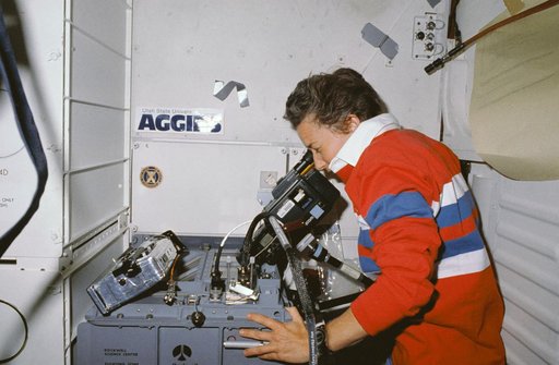 STS-30 MS Cleave uses camcorder to record FEA-2 crystal growth