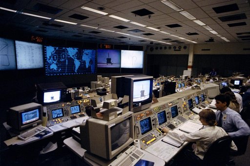 STS-30 JSC Mission Control Center (MCC) activity during OV-104 landing