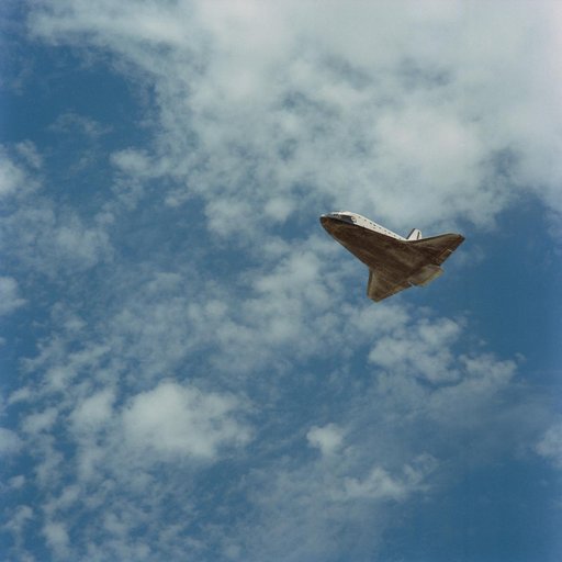 STS-30 Atlantis, OV-104, glides toward landing at EAFB, California