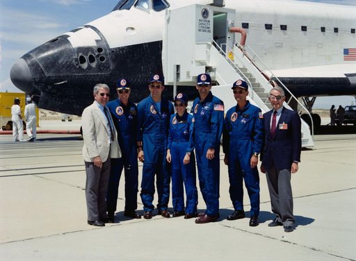 STS-30 crew poses with NASA administrators in front of OV-104 on EAFB runway