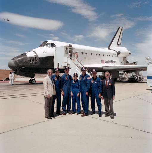 STS-30 crew poses with NASA administrators in front of OV-104 on EAFB runway