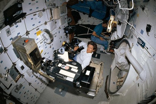STS-31 crew activity on the middeck of the Earth-orbiting Discovery, OV-103