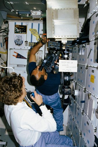 STS-31 MS Sullivan & Pilot Bolden monitor SE 82-16 Ion Arc on OV-103 middeck