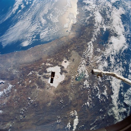 STS-31 Hubble Space Telescope (HST) drifts away from OV-103's RMS