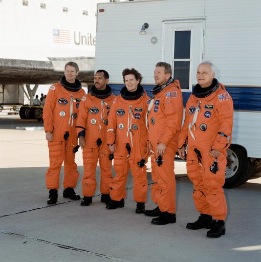 STS-31 crew poses on EAFB concrete runway after egressing OV-103