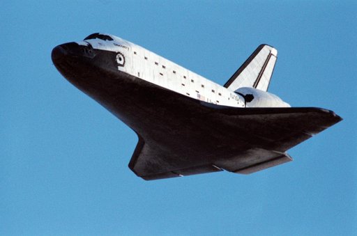 STS-31 Discovery, Orbiter Vehicle (OV) 103, glides toward EAFB landing
