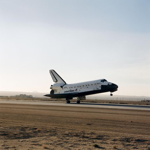 STS-31 Discovery, Orbiter Vehicle (OV) 103, lands on EAFB concrete runway 22