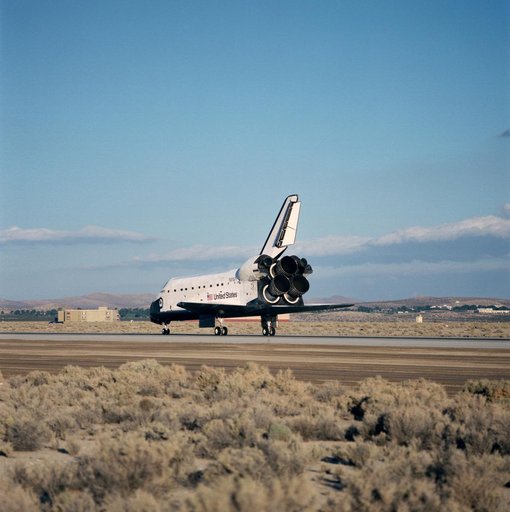 STS-31 Discovery, Orbiter Vehicle (OV) 103, lands on EAFB concrete runway 22
