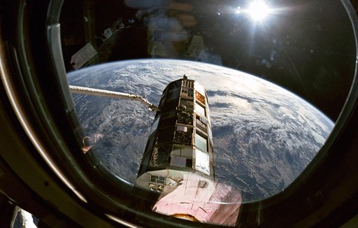 LDEF grappled by remote manipulator system (RMS) during STS-32 retrieval