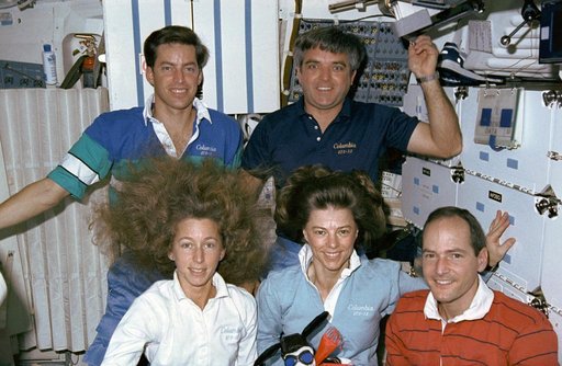 STS-32 crewmembers pose on OV-102's middeck for onboard crew portrait