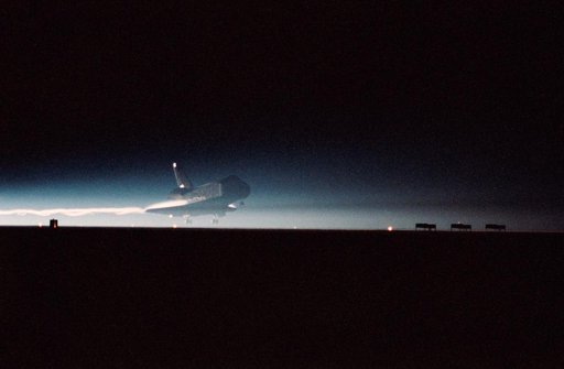 STS-32 Columbia, OV-102, makes night landing on runway 22 at EAFB, California
