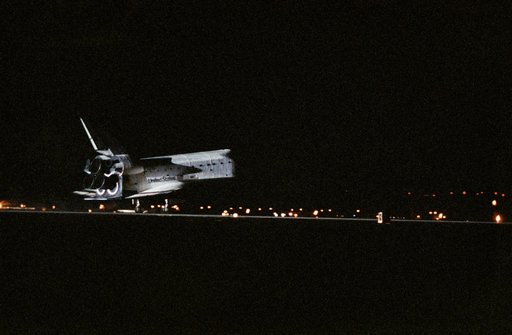STS-32 Columbia, OV-102, makes night landing on runway 22 at EAFB, California