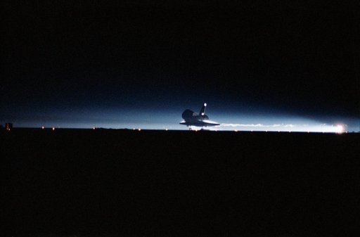 STS-32 Columbia, OV-102, makes night landing on runway 22 at EAFB, California