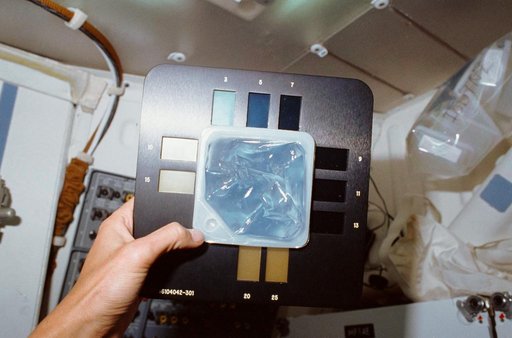 STS-34 onboard view of iodine comparator assembly used to check water quality