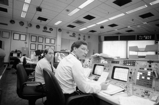 Flight directors Castle & Dittemore monitor MCC displays during STS-34