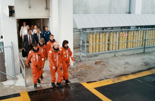 STS-34 crewmembers leave KSC O&C Bldg for LC Pad 39B