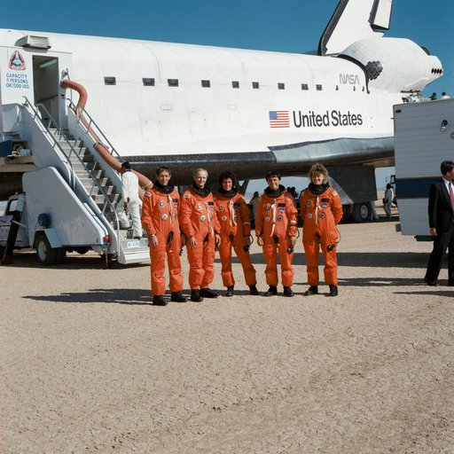 STS-34 crewmembers pose for post flight portrait in front of OV-104 at EAFB