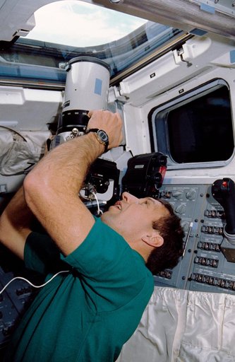 STS-36 Mission Specialist Hilmers with AEROLINHOF camera on aft flight deck