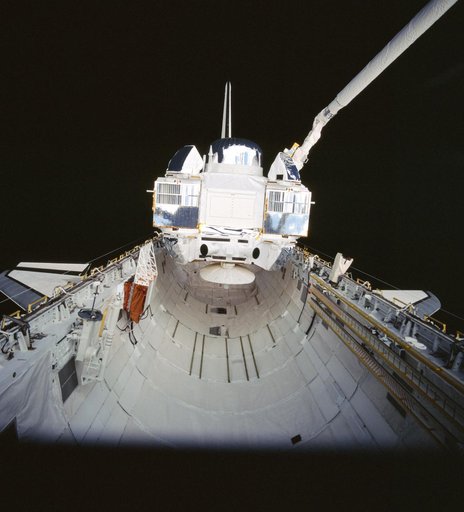 STS-37 payload - Gamma Ray Observatory (GRO) - on RMS in OV-104's payload bay