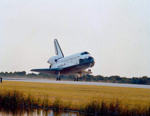 STS-38 Atlantis, Orbiter Vehicle (OV) 104, lands on runway 33 at KSC SLF