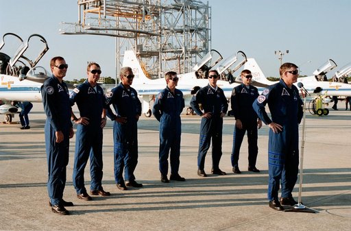 STS-39 crewmembers arrive at KSC's Shuttle Landing Facility (SLF) in T-38As