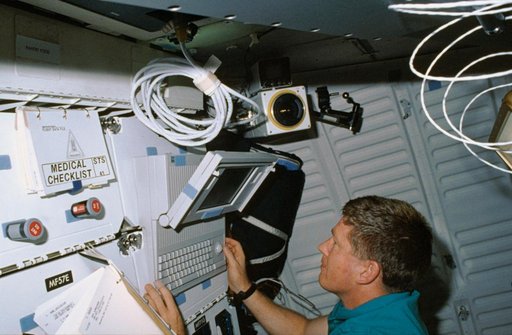 STS-41 MS Shepherd uses DTO 1206 portable computer on OV-103's middeck
