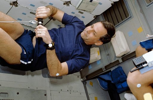 STS-42 Commander Grabe uses DTO 653 MK1 Rowing Machine on OV-103's middeck